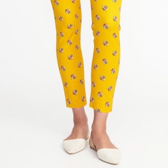 Old Navy Mid-Rise Pixie Ankle Pants for Women - Picture 2 of 4